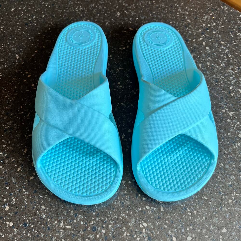 Totes Solbounce Womens mint green cross over sandals slide on Size 8 NEW